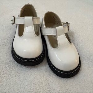 SOLDSOLD Piper Finn White Leather Mary Jane’s Toddler Sz 5 Black Lug Sole Near